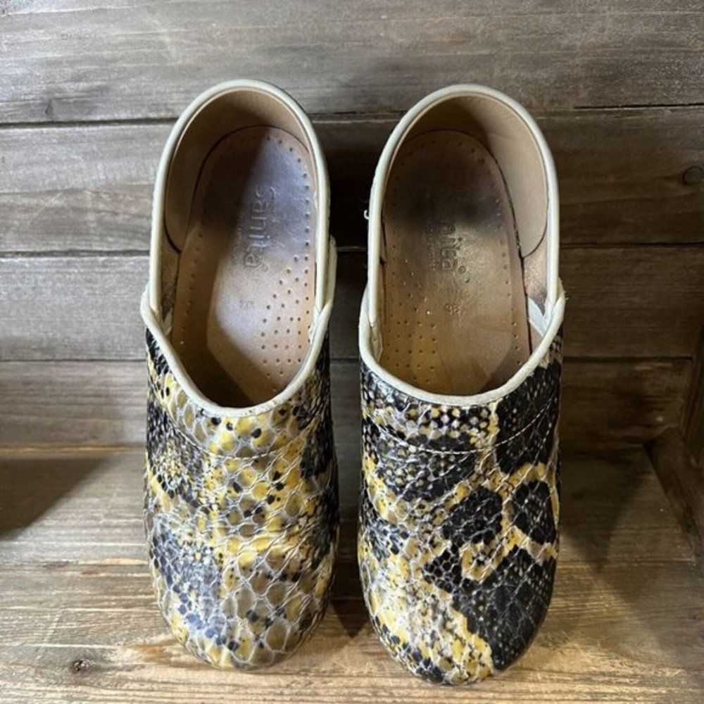 Womens Sanita Snake Scale Print Leather Comfort Clogs Shoes EUR 38 US 7 M GUC - Picture 3 of 6